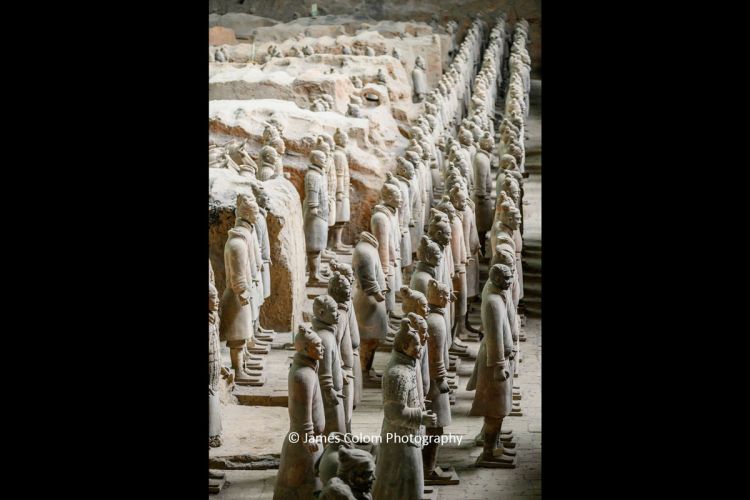 Rows of Terracotta Warriors in the first pit army, near Xi&#039;an, China